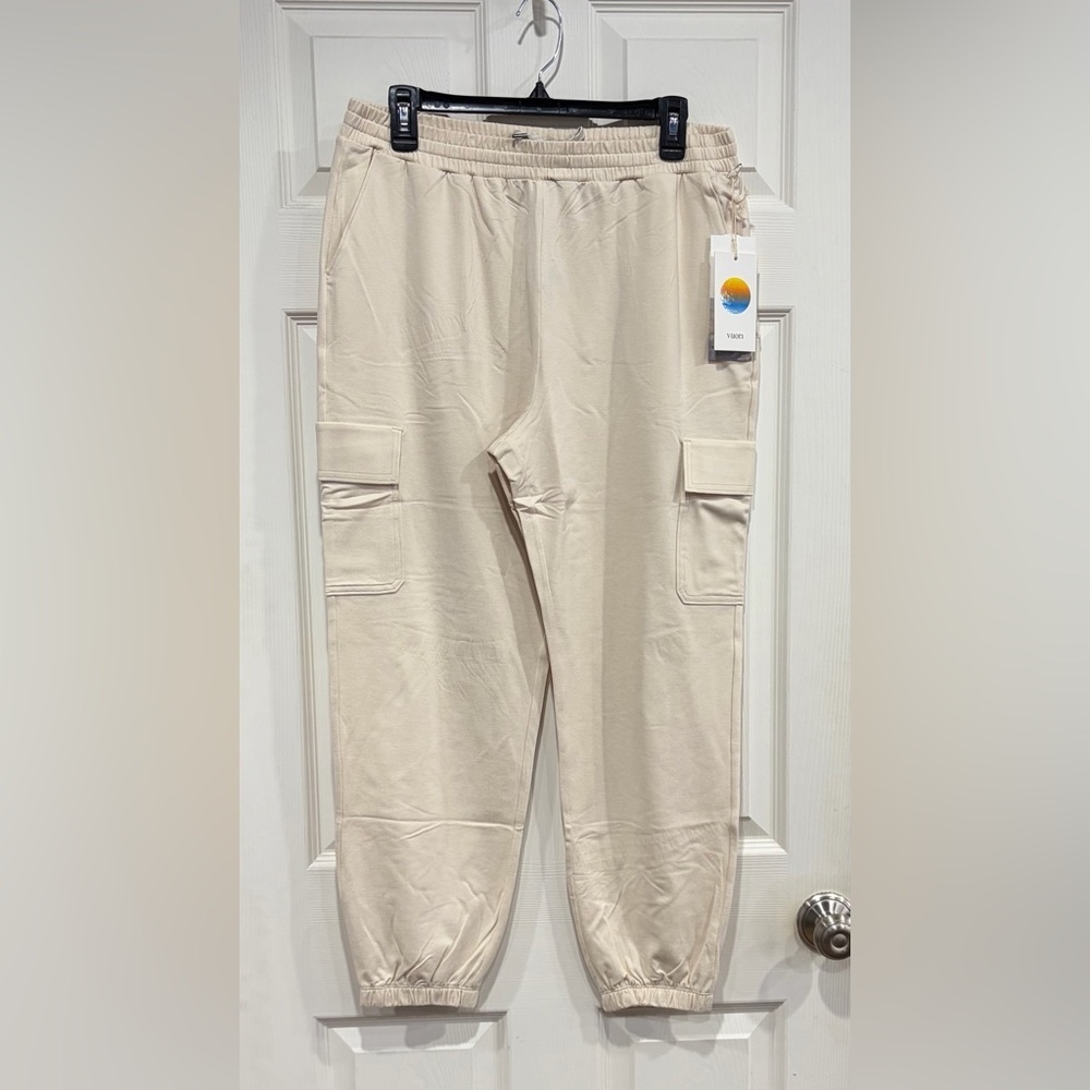 Vuori Women's Large Boyfriend Cargo Sweatpant Cream 7/8 Length 4-Way Stretch NWT
